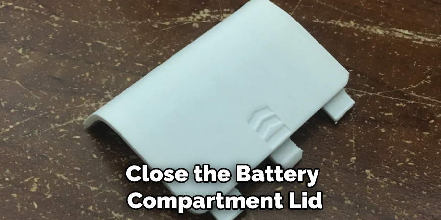 Close the Battery Compartment Lid