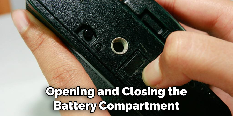 Opening and Closing the Battery Compartment