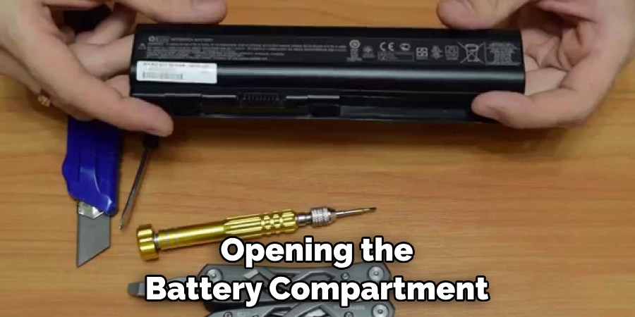 Opening the Battery Compartment