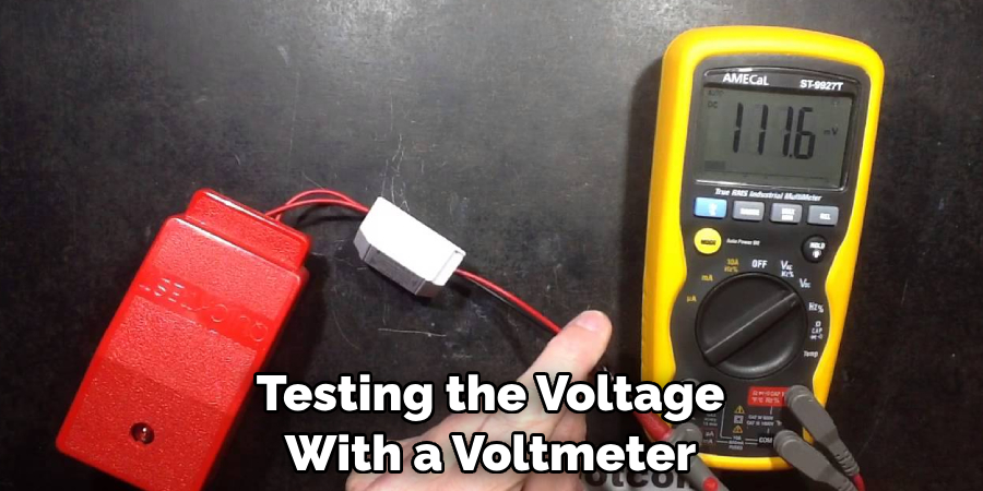 Testing the Voltage With a Voltmeter