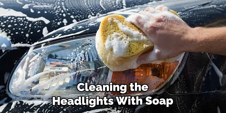  Cleaning the Headlights With Soap