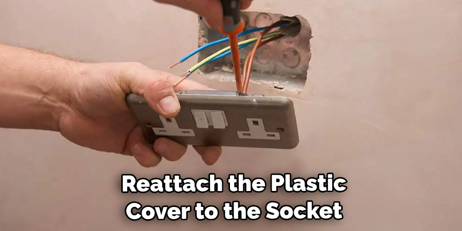  Reattach the Plastic Cover to the Socket