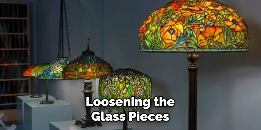 Loosening the
Glass Pieces