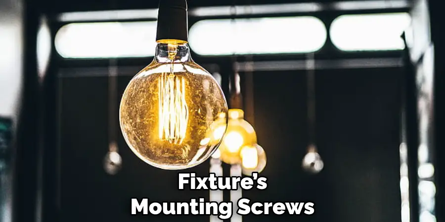 Fixture’s
Mounting Screws