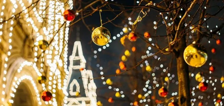 How to Hang Christmas Lights With Clips