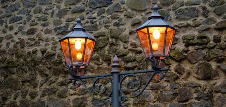 How to Paint Outdoor Light Fixtures